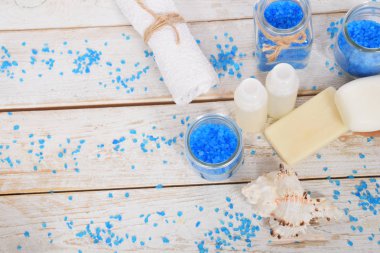 Mavi banyo tuzu gri sabun ve beyaz evde ücretsiz s ile spa havlu