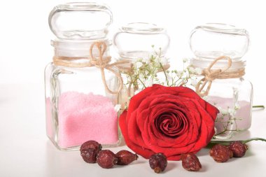 çiçek kavanozların içinde rahatlatıcı banyo tuzları