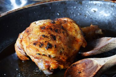 Baharat ile tavada tavuk göğsü