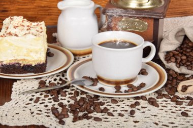 krema ve bir sürahi MIL tam ile bej bir fincan kahve ile kek