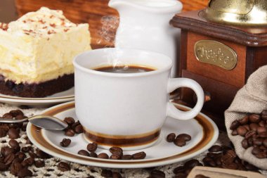 siyah sıcak kahve yanında kahve gr vanilyalı çikolatalı kek ile