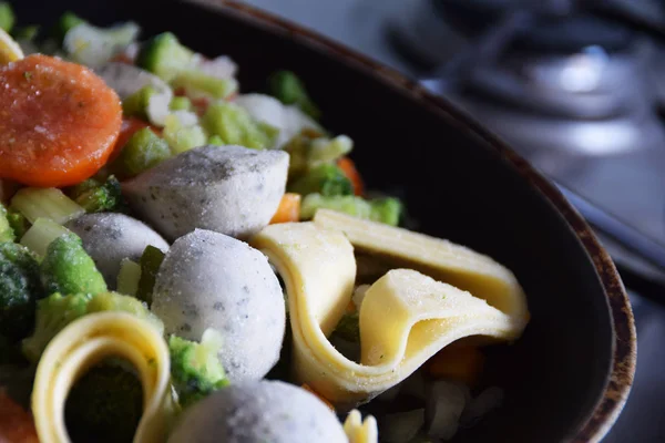 冷凍皿、フライパンで野菜のタリアテッレ パスタ — ストック写真
