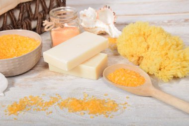 Bal ve vücut yağı ve bir kozmetik yüz ma ile gri doğal sabun