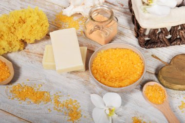 banyo bir meyve aroması tuz ve tuz ile bir tahta kaşık ve bir 