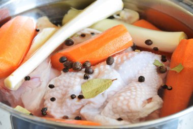 yenibahar ve defne yaprağı metal bir tencerede tavuk parçaları 