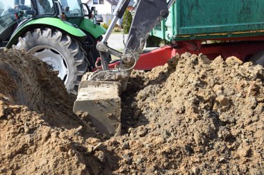 Earth tarafından bir kazıcı traktör için transfer kil ile