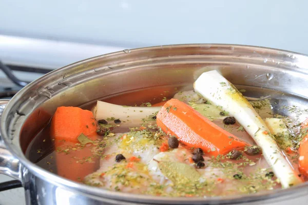 Tavuk çorbası pişirme için baharatlarla hazırlanan sebzeler — Stok fotoğraf