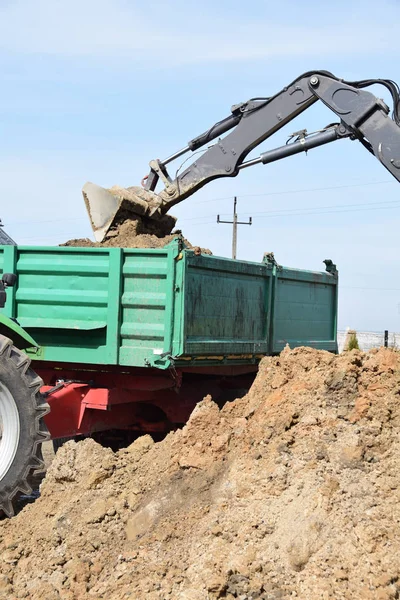 La excavadora carga las tierras en un remolque — Foto de Stock