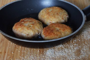 üç köfte kıyma ve baharatları yapılmış bir tencerede kızartılır