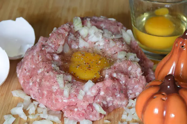 Mleté maso a syrové vejce a nakrájenou cibuli — Stock fotografie