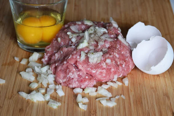 Carne picada y huevo crudo y cebolla picada — Foto de Stock