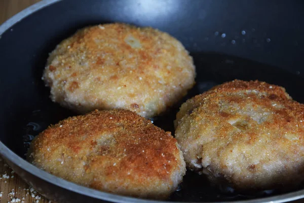 üç köfte kıyma ve baharatları yapılmış bir tencerede kızartılır