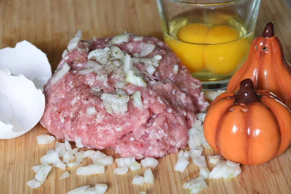 Carne picada y huevo crudo y cebolla picada — Foto de Stock