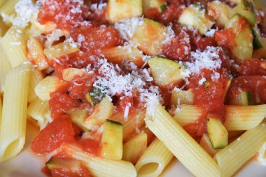 bir tabak dolusu penne makarna domates sosu ve kabak ve g ile