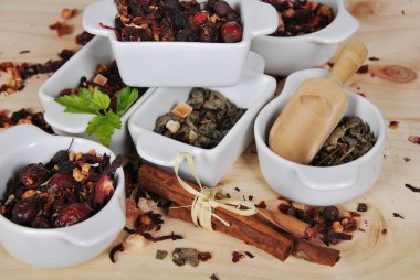 Seramik beyaz kaplarda, yeşil çay farklı türde kurutulmuş 