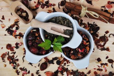 Seramik beyaz kaplarda, yeşil çay farklı türde kurutulmuş 