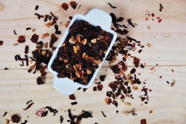 çeşitli kuru çay, yeşil, siyah, meyveli seramik kaplar