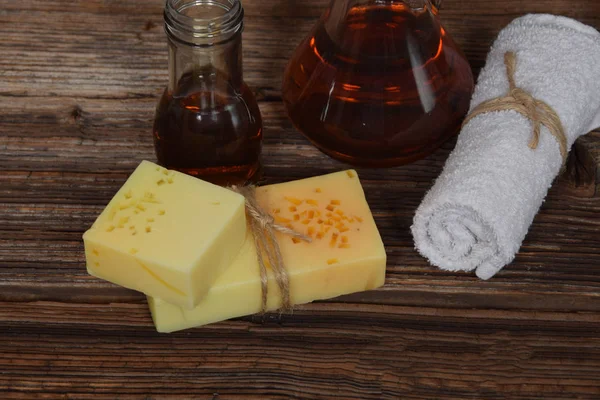 Musky aroma soap, argan oil for the body and clean towels — Stock Photo, Image