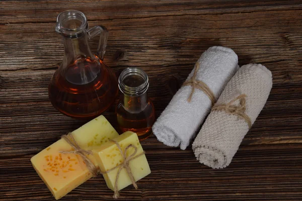 Two citrus scented soaps two evening primrose oils and two towel — Stock Photo, Image