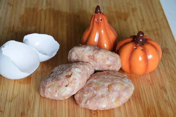 Carne crua temperada picada em almôndegas saborosas para crianças com sa — Fotografia de Stock