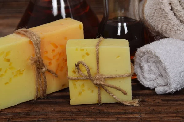 两个自制的甘油肥皂与橙皮和柠檬皮和 — 图库照片