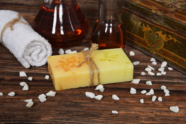 天然水果肥皂和人体精油的立方体 — 图库照片