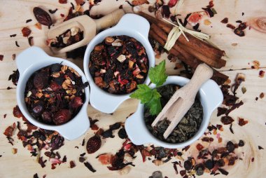 Seramik beyaz kaplarda, yeşil çay farklı türde kurutulmuş 