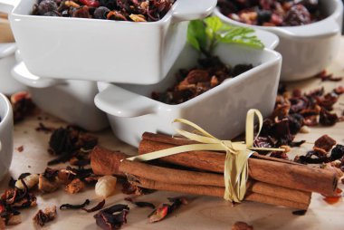 Seramik beyaz kaplarda, yeşil çay farklı türde kurutulmuş 