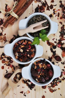 Seramik beyaz kaplarda, yeşil çay farklı türde kurutulmuş 