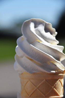 elinize düzenlenen bir gofret vanilyalı dondurma