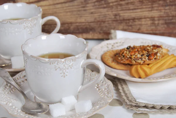 Thé pour le petit déjeuner dans des tasses rétro avec des cookies cuits à la maison — Photo