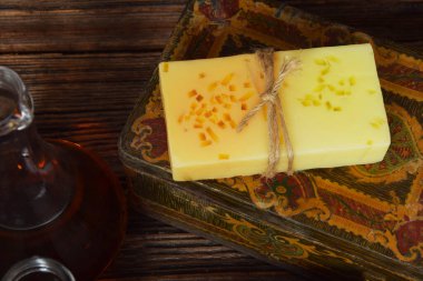 Evde el yapımı sabun, metal bir kutunun üzerinde.