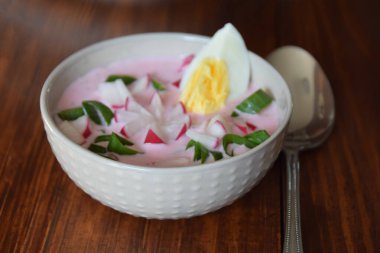 turp ve yumurta ile soğuk pancar çorbası