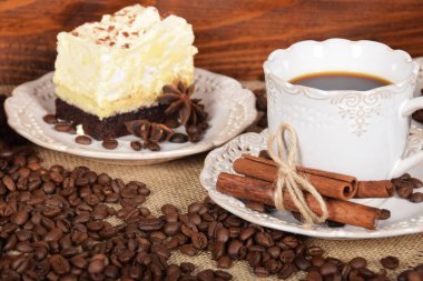 sıcak kahve ve vanilyalı çikolata krema ile bir çerez ile retro bardak