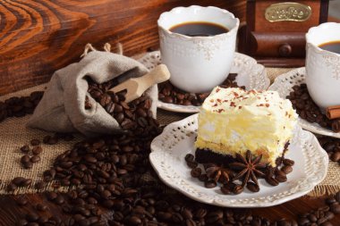 sıcak kahve ve vanilyalı çikolata krema ile bir çerez ile retro bardak