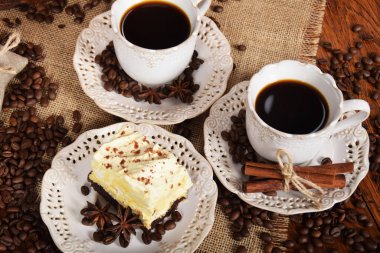 sıcak kahve ve vanilyalı çikolata krema ile bir çerez ile retro bardak