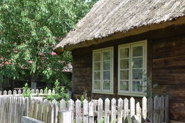 Açık hava müzesindeki ahşap bir kulübede iki beyaz eski pencere.