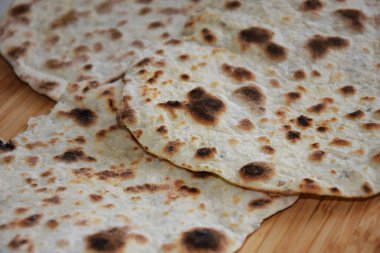 Evde karantina sırasında pişirilen ev yapımı ekmek hamuru