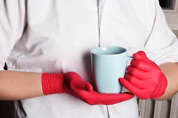 Xícara Azul Com Chá Realizada Por Uma Enfermeira Luvas Vermelhas — Fotografia de Stock