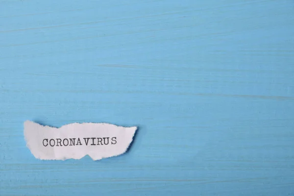Inscription Coronavirus Sur Morceau Papier Blanc Écrit Sur Une Vieille — Photo