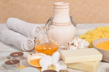Karantina sırasında spa, mumlar, doğal sabun, temiz havlular, vücut yağı.