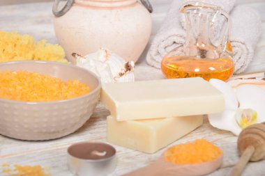 Karantina sırasında spa, banyo tuzu, doğal sabun, temiz havlular, vücut yağı