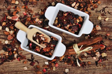 Vanilyalı seramik kaplarda kuru çay.