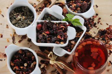 Beyaz seramik kaplarda kurutulmuş çay şeklinde gül kalçası.