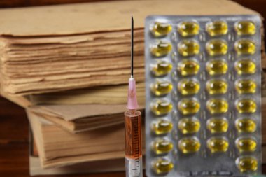 Eski tıp kitabı, haplar ve şırıngalar.