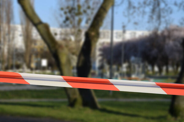 лента разделяющая общественные места
