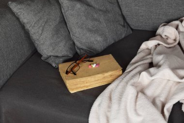 Eski kitaplarla evde karantina