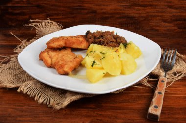 Kızarmış lahana ve haşlanmış patatesli tavuk göğsü.
