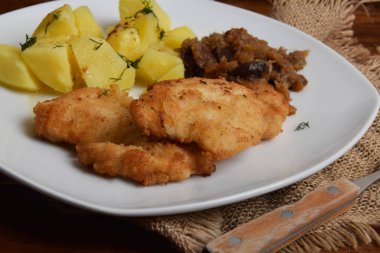 Kızarmış lahana ve haşlanmış patatesli tavuk göğsü.