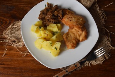Kızarmış lahana ve haşlanmış patatesli tavuk göğsü.